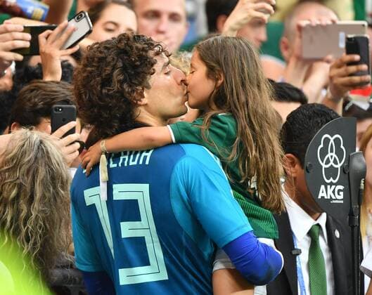 WM 2018, Südkorea - Mexiko (180623) -- ROSTOV-ON-DON, June 23, 2018 -- Mexico s goalkeeper Guillermo Ochoa (L) kisses his daughter after the 2018 FIFA World Cup WM Weltmeisterschaft Fussball Group F match between South Korea and Mexico in Rostov-on-Don, Russia, June 23, 2018. Mexico won 2-1. ) (SP)RUSSIA-ROSTOV-ON-DON-2018 WORLD CUP-GROUP F-SOUTH KOREA VS MEXICO LixGa 