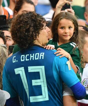 WM 2018, Südkorea - Mexiko (180623) -- ROSTOV-ON-DON, June 23, 2018 -- Mexico s goalkeeper Guillermo Ochoa (L) hugs his daughter after the 2018 FIFA World Cup WM Weltmeisterschaft Fussball Group F match between South Korea and Mexico in Rostov-on-Don, Russia, June 23, 2018. Mexico won 2-1. ) (SP)RUSSIA-ROSTOV-ON-DON-2018 WORLD CUP-GROUP F-SOUTH KOREA VS MEXICO LixGa 