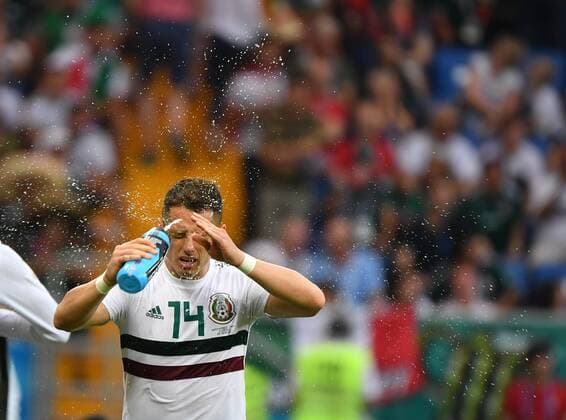 WM 2018, Südkorea - Mexiko (180623) -- ROSTOV-ON-DON, June 23, 2018 -- Javier Hernandez of Mexico sprays water on his face during the 2018 FIFA World Cup WM Weltmeisterschaft Fussball Group F match between South Korea and Mexico in Rostov-on-Don, Russia, June 23, 2018. Mexico won 2-1. ) (SP)RUSSIA-ROSTOV-ON-DON-2018 WORLD CUP-GROUP F-SOUTH KOREA VS MEXICO LixGa 