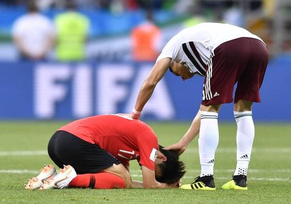 WM 2018, Südkorea - Mexiko (180623) -- ROSTOV-ON-DON, June 23, 2018 -- Hector Moreno (R) of Mexico comforts Lee Jaesung of South Korea after the 2018 FIFA World Cup WM Weltmeisterschaft Fussball Group F match between South Korea and Mexico in Rostov-on-Don, Russia, June 23, 2018. Mexico won 2-1. ) (SP)RUSSIA-ROSTOV-ON-DON-2018 WORLD CUP-GROUP F-SOUTH KOREA VS MEXICO ChenxYichen 