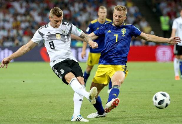 WM 2018, Deutschland - Schweden (180623) -- SOCHI, June 23, 2018 -- Sebastian Larsson (R) of Sweden vies with Toni Kroos of Germany during the 2018 FIFA World Cup WM Weltmeisterschaft Fussball Group F match between Germany and Sweden in Sochi, Russia, June 23, 2018. ) (SP)RUSSIA-SOCHI-2018 WORLD CUP-GROUP F-GERMANY VS SWEDEN LixMing 