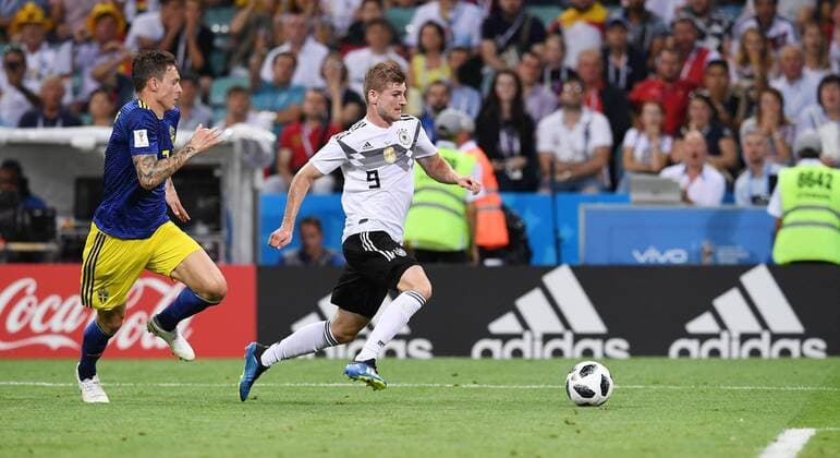 FUSSBALL WM 2018 Vorrunde Gruppe F ----- Deutschland - Schweden 23.06.2018 Timo Werner (re, Deutschland) gegen Victor Lindeloef (li, Schweden) *** FIFA World Cup 2018 Preliminary Round Group F Germany Sweden 23 06 2018 Timo Werner re Germany vs. Victor Lindeloef li Sweden 
