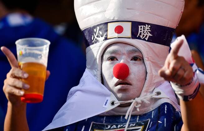 Bilder des Tages - SPORT YEKATERINBURG, RUSSIA â€“ JUNE 24, 2018: Japan s supporter cheers ahead of their 2018 FIFA World Cup WM Weltmeisterschaft Fussball Group H match against Senegal at Yekaterinburg Arena Stadium. Donat Sorokin TASS  TS086172