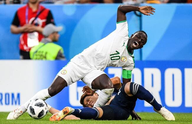 Bilder des Tages - SPORT YEKATERINBURG, RUSSIA - JUNE 24, 2018: Senegal s Sadio Mane (L) and Japan s Hiroki Sakai fight for the ball in their 2018 FIFA World Cup WM Weltmeisterschaft Fussball Group H match at Yekaterinburg Arena. Donat Sorokin TASS  TS0861EB