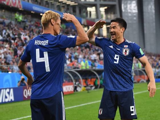 Bilder des Tages - SPORT (180624) -- YEKATERINBURG, June 24, 2018 -- Keisuke Honda (L) of Japan celebrates his scoring with Shinji Okazaki during the 2018 FIFA World Cup WM Weltmeisterschaft Fussball Group H match between Japan and Senegal in Yekaterinburg, Russia, June 24, 2018. ) (SP)RUSSIA-YEKATERINBURG-2018 WORLD CUP-GROUP H-JAPAN VS SENEGAL LiuxDawei 