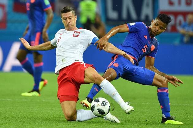 Bilder des Tages - SPORT Robert LEWANDOWSKI (POL), Aktion,Zweikampf gegen Wilmar BARRIOS (COL). Polen (PO)-Kolumbien (COL) Vorrunde, Gruppe C, Spiel 31 am 24.06.2018 in Kasan,Kasan Arena. Fussball Weltmeisterschaft 2018 in Russland vom 14.06. - 15.07.2018. *** Robert LEWANDOWSKI POL action duel against Wilmar BARRIOS COL Poland PO Colombia COL preliminary round Group C match 31 on 24 06 2018 in Kazan Kazan Arena Soccer World Cup 2018 in Russia from 14 06 15 07 2018