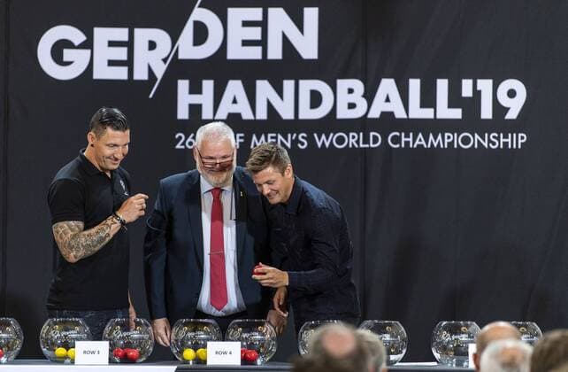 Handball, WM 2019, Gruppenauslosung in Kopenhagen Landsholdsspiller for Tyskland Stefan Kretzschmar, Per Bertelsen, DHF og landsholdsspiller for Danmark Lasse Svar Hansen under lodtraekningen til IHF Mens World Championship WM Weltmeisterschaft 2019 i Danmark og Tyskland paa Koebenhavns Raadhus, mandag den 25. juni 2018. , Copenhagen  Copyright: ©LarsxMoeller LarsxMoellerx cop101 spdk20180625-143341-L