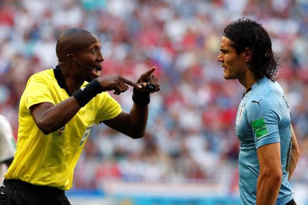 Sport Themen der Woche KW26 Bilder des Tages SPORT Senegalese referee Malang Diedhiou (L) and Uruguayan forward Edinson Cavani during the FIFA World Cup WM Weltmeisterschaft Fussball 2018 Group A soccer match between Uruguay and Russia, in Samara, Russia, 25 June 2018. URUGUAY VS. RUSSIA !ACHTUNG: NUR REDAKTIONELLE NUTZUNG!  Copyright: xAlbertoxEstevezx FWC33-21 20180625-636655396672254375