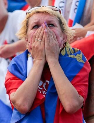 Bilder des Tages SPORT VOLGOGRAD, RUSSIA - JUNE 25, 2018: Football fans watching a live broadcast of the 2018 FIFA World Cup WM Weltmeisterschaft Fussball Group A match between Uruguay and Russia. Dmitry Rogulin TASS  TS086447