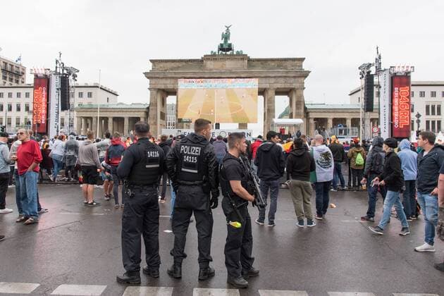 Fanmeile Berlin am Brandenburger Tor, Fanmeile am Brandenburger Tor, DEU vs SWE Berlin *** Fan Mile Berlin at the Brandenburg Gate Fan Mile at the Brandenburg Gate DEU vs SWE Berlin Copyright: xEIBNER UwexKochx EP_UKH