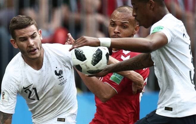 Bilder des Tages - SPORT MOSCOW, RUSSIA - JUNE 26, 2018: Denmarkâ€™s Martin Braithwaite (C), Franceâ€™s Lucas Hernandez (L) and Presnel Kimpembe in their 2018 FIFA World Cup WM Weltmeisterschaft Fussball Group C Round 3 match at Luzhniki Stadium. Valery Sharifulin TASS  TS086711