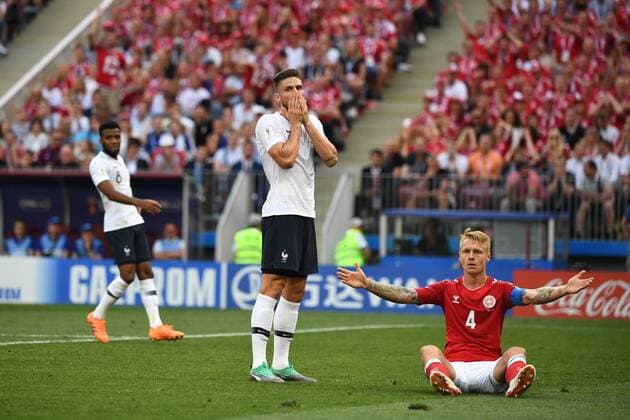 Bilder des Tages - SPORT Fussball, Herren, Saison 2017 18, WM in Russland, Gruppe C (3. Spieltag), Dänemark - Frankreich, Olivier Giroud (Nr. 9, Frankreich), Simon Kjaer (Nr. 4, Dänemark), 26.06.2018, *** Soccer Men Season 2017 18 WC in Russia Group C 3 Gameday Denmark France Olivier Giroud Nr 9 France Simon Kjaer Nr 4 Denmark 26 06 2018 Copyright: xMatthiasxKochx