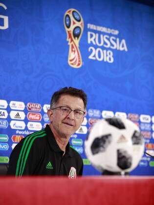 Colombian head coach of the Mexican national soccer team Juan Carlos Osorio participates in a press conference PK Pressekonferenz at the Ekaterimburgo Arena, in Ekaterimburgo, Russia, 26 June 2018. Mexico will face Sweden tomorrow in the gruop F match of the FIFA World Cup WM Weltmeisterschaft Fussball Russia 2018. Press meeting of the Mexican national soccer team !ACHTUNG: NUR REDAKTIONELLE NUTZUNG!  Copyright: xJoséxMéndezx EKT11 20180626-636656322715398935