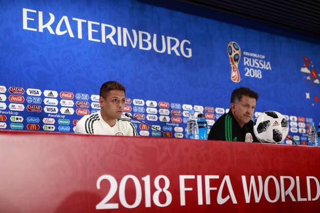 Colombian head coach of the Mexican national soccer team Juan Carlos Osorio (R) and Mexican player Javier Hernández (L) participate in a press conference PK Pressekonferenz at the Ekaterimburgo Arena, in Ekaterimburgo, Russia, 26 June 2018. Mexico will face Sweden tomorrow in the gruop F match of the FIFA World Cup WM Weltmeisterschaft Fussball Russia 2018. Press meeting of the Mexican national soccer team !ACHTUNG: NUR REDAKTIONELLE NUTZUNG!  Copyright: xJoséxMéndezx EKT12 20180626-636656322783055181