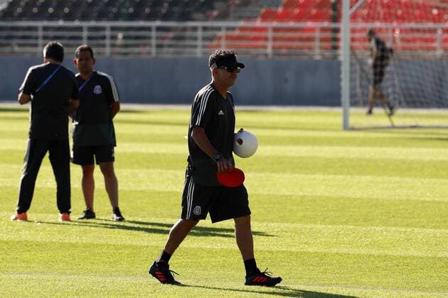 Mexican soccer team head coach, Colombian Juan Carlos Osorio, participates during a trainning session at the FC Urales in Ekaterinburg, Russia, 26 June 2018. Mexico will face Sweden tomorrow in a Group F match of the Russia 2018 World Cup. Mexican soccer team trainning session !ACHTUNG: NUR REDAKTIONELLE NUTZUNG!  Copyright: xJoséxMéndezx EKT103 20180626-636656326424312351