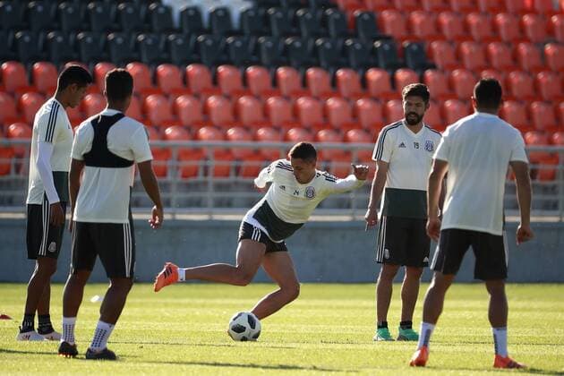 Mexican soccer team players Javier Hernandez (C) and Oribe Peralta (2-R) participate during a trainning session at the FC Urales in Ekaterinburg, Russia, 26 June 2018. Mexico will face Sweden tomorrow in a Group F match of the Russia 2018 World Cup. Mexican soccer team trainning session !ACHTUNG: NUR REDAKTIONELLE NUTZUNG!  Copyright: xJoséxMéndezx EKT112 20180626-636656329423375270