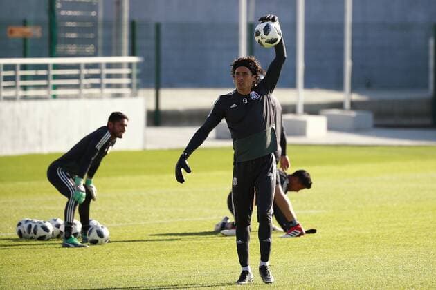 Mexican soccer team goalkeeper Guillermo Ochoa participates during a trainning session at the FC Urales in Ekaterinburg, Russia, 26 June 2018. Mexico will face Sweden tomorrow in a Group F match of the Russia 2018 World Cup. Mexican soccer team trainning session !ACHTUNG: NUR REDAKTIONELLE NUTZUNG!  Copyright: xJoséxMéndezx EKT119 20180626-636656330174315413