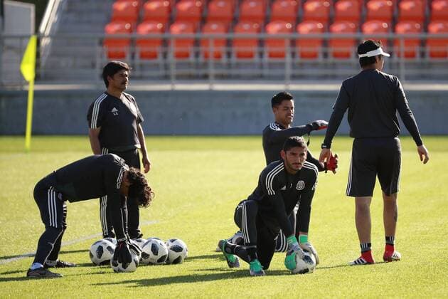 Mexican soccer team players Guillermo Ochoa (L), Jose de Jesus Corona (C) and Alfredo Talavera (2-R) participate during a trainning session at the FC Urales in Ekaterinburg, Russia, 26 June 2018. Mexico will face Sweden tomorrow in a Group F match of the Russia 2018 World Cup. Mexican soccer team trainning session !ACHTUNG: NUR REDAKTIONELLE NUTZUNG!  Copyright: xJoséxMéndezx EKT121 20180626-636656330875880468