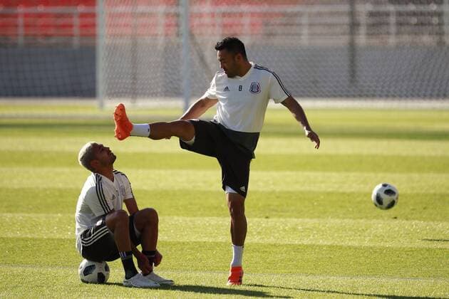 Bilder des Tages - SPORT Mexican soccer team players Marco Fabian (R) and Jesus Corona (L) participate during a trainning session at the FC Urales in Ekaterinburg, Russia, 26 June 2018. Mexico will face Sweden tomorrow in a Group F match of the Russia 2018 World Cup. Mexican soccer team trainning session !ACHTUNG: NUR REDAKTIONELLE NUTZUNG!  Copyright: xJoséxMéndezx EKT122 20180626-636656330905880661