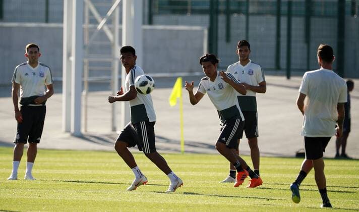 Mexican soccer team players Hector Herrera (L), Jesus Gallardo (2-L), Erick Gutierrez (2-R) and Raul Jimenez (R), participate during a trainning session at the FC Urales in Ekaterinburg, Russia, 26 June 2018. Mexico will face Sweden tomorrow in a Group F match of the Russia 2018 World Cup. Mexican soccer team trainning session !ACHTUNG: NUR REDAKTIONELLE NUTZUNG!  Copyright: xJoséxMéndezx EKT111 20180626-636656329392281345