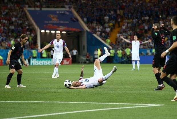 Bilder des Tages - SPORT ROSTOV-ON-DON, RUSSIA - JUNE 26, 2018: Iceland s Emil Hallfredsson (C) in a 2018 FIFA World Cup WM Weltmeisterschaft Fussball Group D football match against Croatia at Rostov Arena. Mikhail Tereshchenko TASS  TS086870