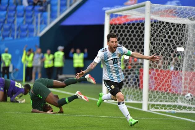 Sport Themen der Woche KW26 Bilder des Tages - SPORT Weltmeisterschaft 2018 in Rußland. Nigeria - Argentinien 26.06.2018 Lionel Messi (ARG) jubelt nach seinem Tor zum 0:1. Bryan IDOWO und TW UZOHO (beide NGA) sind geschlagen *** World Cup 2018 in Russia Nigeria Argentina 26 06 2018 Lionel Messi ARG cheers for his goal to 0 1 Bryan IDOWO and TW UZOHO both NGA are beaten HM