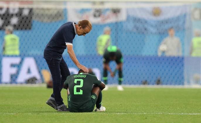 Sport Themen der Woche KW26 Bilder des Tages - SPORT (180626) -- SAINT PETERSBURG, June 26, 2018 -- Nigeria s head coach Gernot Rohr (L) comforts Bryan Idowu after the 2018 FIFA World Cup WM Weltmeisterschaft Fussball Group D match between Nigeria and Argentina in Saint Petersburg, Russia, June 26, 2018. Argentina won 2-1 and advanced to the round of 16. ) (SP)RUSSIA-SAINT PETERSBURG-2018 WORLD CUP-GROUP D-NIGERIA VS ARGENTINA YangxLei 