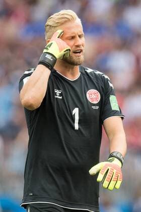 Goalkeeper Kasper SCHMEICHEL DEN taps his forehead and is not satisfied with my disclaimer frustrated frustration frustrated gesture gesture half figure half-length portrait Denmark FR France 0 0 Preliminary Group C match 37 at 26 06 2018 in Moscow Soccer World Cup 2018 in Russia from 14 06 15 07 2018 Â