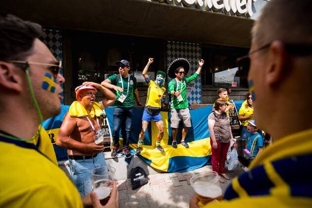 180627 Swedish and Mexican fans ahead of the FIFA World Cup group stage match between Mexico and Sweden on June 27, 2018 in Ekaterinburg Photo Petter Arvidson BILDBYR N Code PA 87737  Copyright: PETTERxARVIDSON BB180627PA010