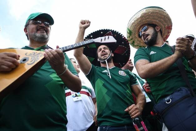 YEKATERINBURG, RUSSIA - JUNE 27, 2018: Supporters of Team Mexico sing in a street ahead of a 2018 FIFA World Cup WM Weltmeisterschaft Fussball Group F match between Mexico and Sweden. Donat Sorokin TASS  TS086A36