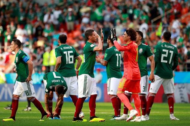 Mexican players prior to the FIFA World Cup WM Weltmeisterschaft Fussball 2018 Group F soccer match between Mexico and Sweden, in Ekaterinburg, Russia, 27 June 2018. MEXICO VS. SWEDEN !ACHTUNG: NUR REDAKTIONELLE NUTZUNG!  Copyright: xJosexMendezx FWC42-45 20180627-636657123401200666