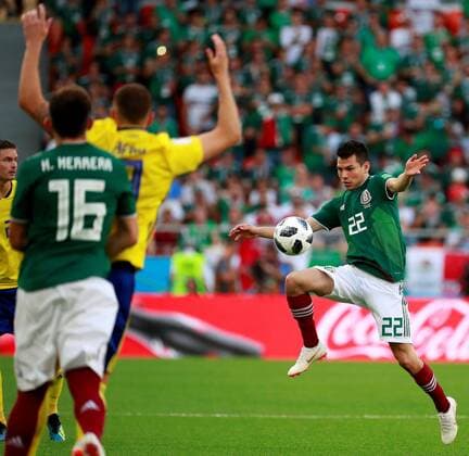 Mexican forward Hirving Lozano (R) controls the ball during the FIFA World Cup WM Weltmeisterschaft Fussball 2018 Group F soccer match between Mexico and Sweden, in Ekaterinburg, Russia, 27 June 2018. MEXICO VS. SWEDEN !ACHTUNG: NUR REDAKTIONELLE NUTZUNG!  Copyright: xJosexMendezx FWC42-49 20180627-636657123430107105