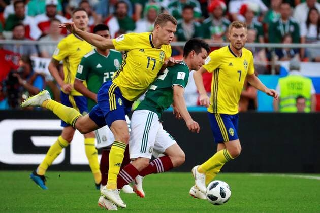 Mexican forward Hirving Lozano (CR) and Swedish midfielder Victor Claesson (CL) during the FIFA World Cup WM Weltmeisterschaft Fussball 2018 Group F soccer match between Mexico and Sweden, in Ekaterinburg, Russia, 27 June 2018. MEXICO VS. SWEDEN !ACHTUNG: NUR REDAKTIONELLE NUTZUNG!  Copyright: xJosexMendezx FWC42-58 20180627-636657127652102773