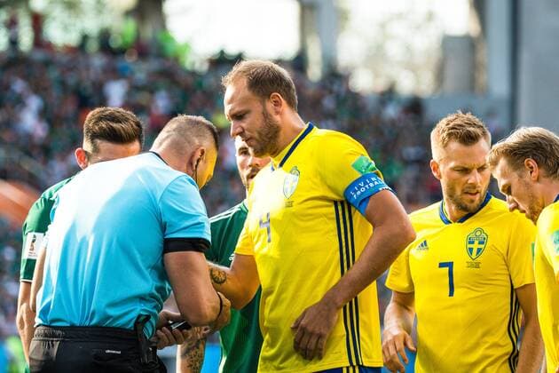 180627 Andreas Granqvist of Sweden with Referee Nestor Pitana during the FIFA World Cup group stage match between Mexico and Sweden on June 27, 2018 in Ekaterinburg Photo Petter Arvidson BILDBYR N Code PA 87737  Copyright: PETTERxARVIDSON BB180627PA050