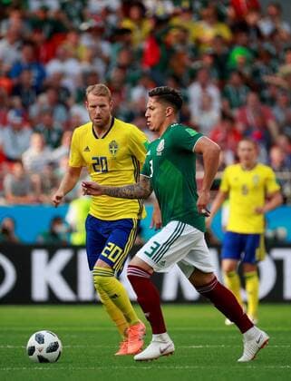Mexican defender Carlos Salcedo (R) and Swedish forward Ola Toivonen during the FIFA World Cup WM Weltmeisterschaft Fussball 2018 Group F soccer match between Mexico and Sweden, in Ekaterinburg, Russia, 27 June 2018. MEXICO VS. SWEDEN !ACHTUNG: NUR REDAKTIONELLE NUTZUNG!  Copyright: xJosexMendezx FWC42-64 20180627-636657131143459982