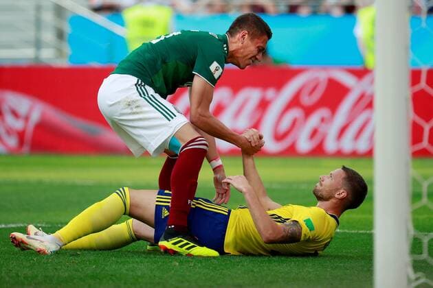 Mexican defender Hector Moreno (L) and Swedish forward Marcus Berg during the FIFA World Cup WM Weltmeisterschaft Fussball 2018 Group F soccer match between Mexico and Sweden, in Ekaterinburg, Russia, 27 June 2018. MEXICO VS. SWEDEN !ACHTUNG: NUR REDAKTIONELLE NUTZUNG!  Copyright: xJosexMendezx FWC42-65 20180627-636657131865504704
