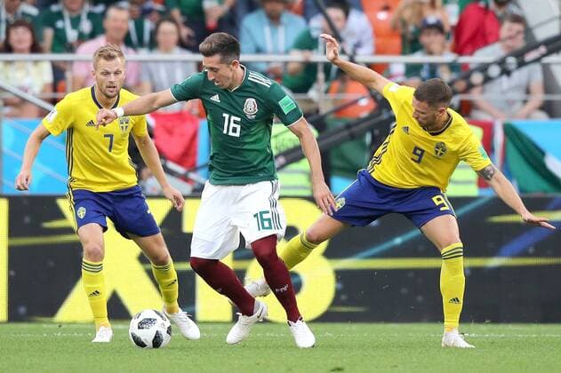 YEKATERINBURG, RUSSIA - JUNE 27, 2018: Sweden s Sebastian Larsson, Mexico s Hector Moreno and Sweden s Marcus Berg (L-R) fight for the ball in their 2018 FIFA World Cup WM Weltmeisterschaft Fussball First Stage Group F football match at Ekaterinburg Arena Stadium. Sergei Bobylev TASS  TS086AA4