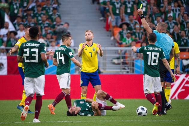 180627 Sebastian Larsson of Sweden receives a yellow card during the FIFA World Cup group stage match between Mexico and Sweden on June 27, 2018 in Ekaterinburg Photo Joel Marklund BILDBYRAN Code JM 87737  Copyright: JOELxMARKLUND BB180627JM053