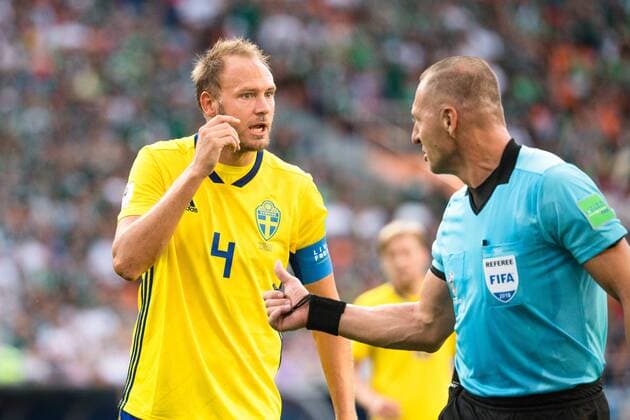 180627Andreas Granqvist of Sweden and Referee Nestor Pitana during the FIFA World Cup group stage match between Mexico and Sweden on June 27, 2018 in Ekaterinburg Photo Petter Arvidson BILDBYR N Code PA 87737  Copyright: PETTERxARVIDSON BB180627PA065