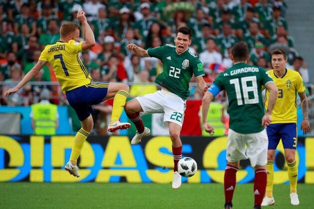 Mexican forward Hirving Lozano (C) and Swedish midfielder Sebastian Larsson (L) during the FIFA World Cup WM Weltmeisterschaft Fussball 2018 Group F soccer match between Mexico and Sweden, in Ekaterinburg, Russia, 27 June 2018. MEXICO VS. SWEDEN !ACHTUNG: NUR REDAKTIONELLE NUTZUNG!  Copyright: xJosexMendezx FWC42-80 20180627-636657139412924445