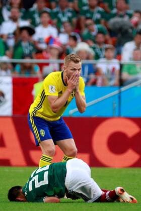 Swedish midfielder Sebastian Larsson (toP) reacts after a foul kick to Mexican forward Hirving Lozanoduring the FIFA World Cup WM Weltmeisterschaft Fussball 2018 Group F soccer match between Mexico and Sweden, in Ekaterinburg, Russia, 27 June 2018. MEXICO VS. SWEDEN !ACHTUNG: NUR REDAKTIONELLE NUTZUNG!  Copyright: xJosexMendezx FWC42-81 20180627-636657140165425167