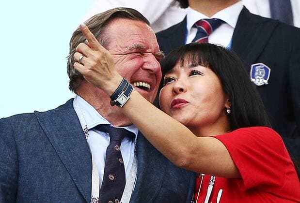 Bilder de Tages - SPORT KAZAN, RUSSIA - JUNE 27, 2018: Germany s former Chancellor, Nord Stream AG Chairman Gerhard Schroder (L) attends a 2018 FIFA World Cup WM Weltmeisterschaft Fussball Group F match between South Korea and Germany at Kazan Arena Stadium. Yegor Aleyev TASS  TS086AB8