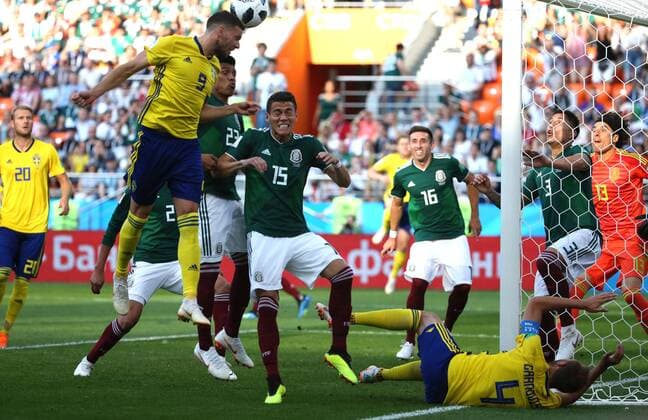 (180627) -- YEKATERINBURG, June 27, 2018 -- Marcus Berg (L top) of Sweden competes for a header during the 2018 FIFA World Cup WM Weltmeisterschaft Fussball Group F match between Mexico and Sweden in Yekaterinburg, Russia, June 27, 2018. ) (SP)RUSSIA-YEKATERINBURG-2018 WORLD CUP-GROUP F-MEXICO VS SWEDEN LixMing 