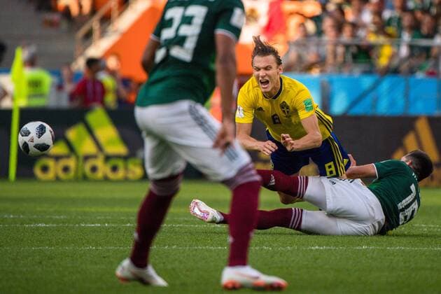 180627 Albin Ekdal of Sweden against Hector Herrera of Mexico during the FIFA World Cup group stage match between Mexico and Sweden on June 27, 2018 in Ekaterinburg Photo Joel Marklund BILDBYR N Code JM 87737  Copyright: JOELxMARKLUND BB180627JM060