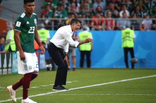 (180627) -- YEKATERINBURG, June 27, 2018 -- Head coach Juan Carlos Osorio (R) of Mexico gives instructions to players during the 2018 FIFA World Cup WM Weltmeisterschaft Fussball Group F match between Mexico and Sweden in Yekaterinburg, Russia, June 27, 2018. ) (SP)RUSSIA-YEKATERINBURG-2018 WORLD CUP-GROUP F-MEXICO VS SWEDEN LixMing 