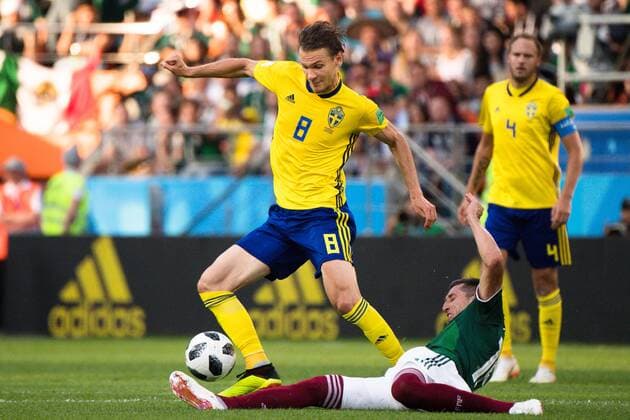 180627 Albin Ekdal of Sweden and Hector Herrera of Mexico during the FIFA World Cup group stage match between Mexico and Sweden on June 27, 2018 in Ekaterinburg Photo Joel Marklund BILDBYR N Code JM 87737  Copyright: JOELxMARKLUND BB180627JM063