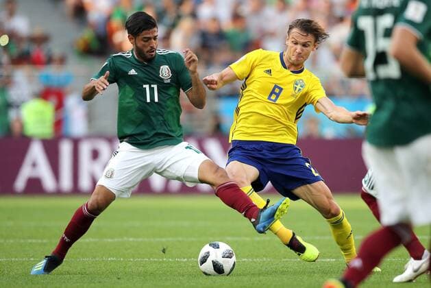 YEKATERINBURG, RUSSIA - JUNE 27, 2018: Mexico s Carlos Vela (L) and Sweden s Albin Ekdal fight for the ball in their 2018 FIFA World Cup WM Weltmeisterschaft Fussball First Stage Group F football match at Ekaterinburg Arena Stadium. Sergei Bobylev TASS  TS086AC9