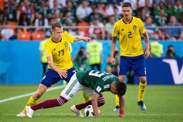 180627 Viktor Claesson and Mikael Lustig of Sweden against Jesus Gallardo of Mexico during the FIFA World Cup group stage match between Mexico and Sweden on June 27, 2018 in Ekaterinburg Photo Joel Marklund BILDBYR N Code JM 87737  Copyright: JOELxMARKLUND BB180627JM065