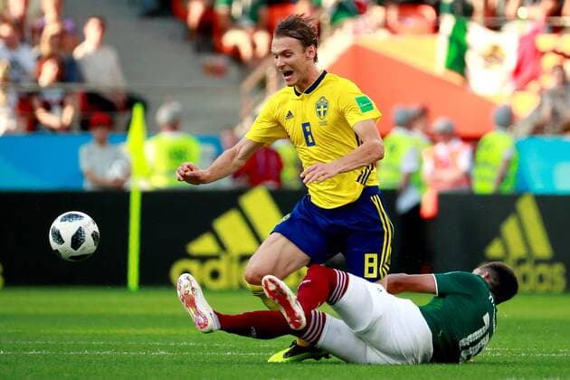 Mexican midfielder Hector Herrera (bottom) and Swedish midfielder Albin Ekdal during the FIFA World Cup WM Weltmeisterschaft Fussball 2018 Group F soccer match between Mexico and Sweden, in Ekaterinburg, Russia, 27 June 2018. MEXICO VS. SWEDEN !ACHTUNG: NUR REDAKTIONELLE NUTZUNG!  Copyright: xJosexMendezx FWC42-99 20180627-636657149540944591
