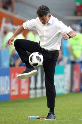 YEKATERINBURG, RUSSIA - JUNE 27, 2018: Mexico s manager Juan Carlos Osorio kicks a ball during the 2018 FIFA World Cup WM Weltmeisterschaft Fussball First Stage Group F football match against Sweden at Ekaterinburg Arena Stadium. Sergei Bobylev TASS  TS086AD4